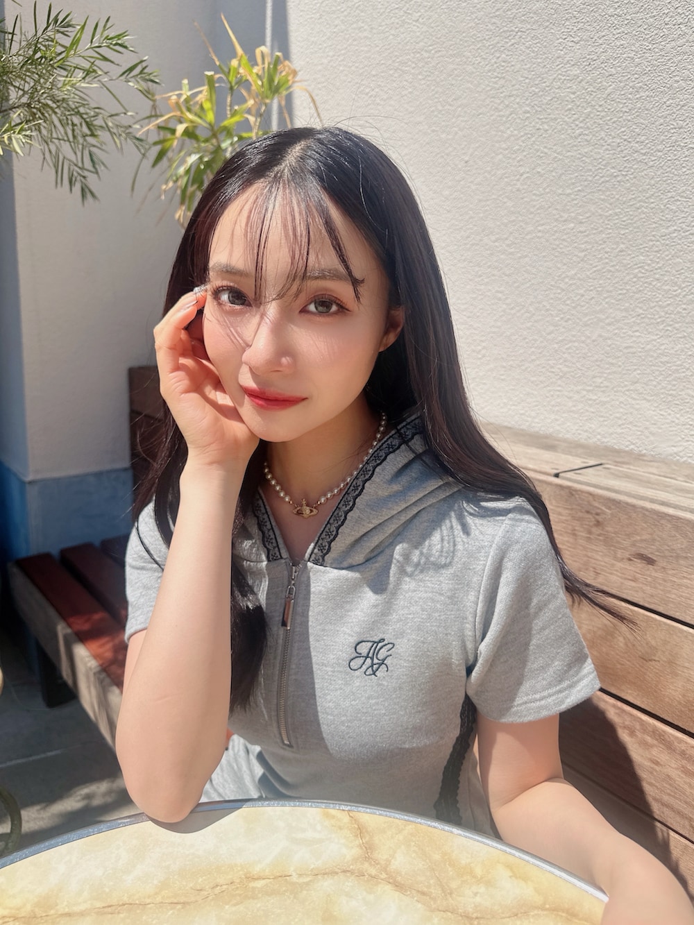 グレー系のワンピースを着用したレディースの夏コーディネートの4枚目の写真