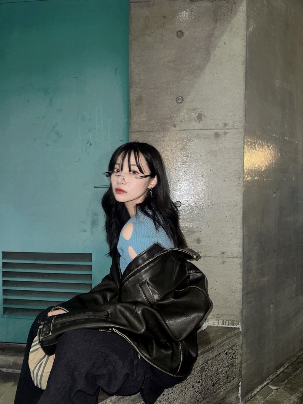 ブルー系のニット/セーター、ブラウン系のテーラードジャケットを着用したレディースの春コーディネートの3枚目の写真