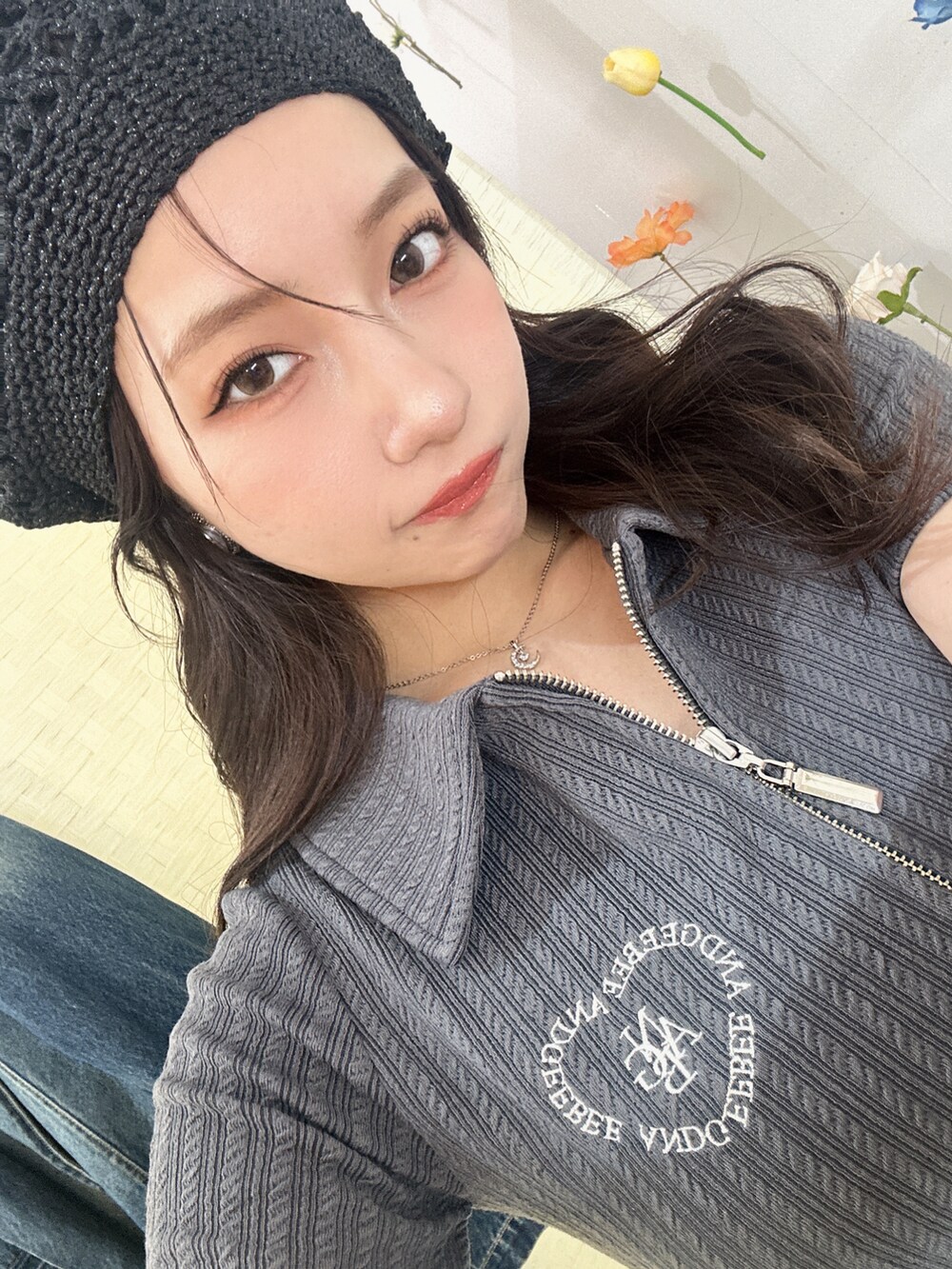 グレー系のその他トップス、ブラック系のその他パンツ、シルバー系のショルダーバッグを着用したレディースの夏コーディネートの3枚目の写真