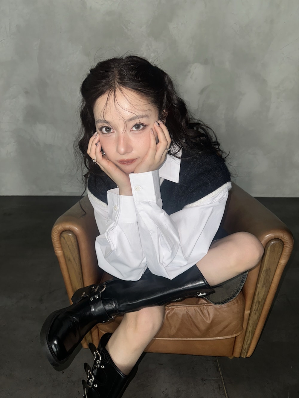 ブラック系のベスト、ホワイト系のシャツ/ブラウスを着用したレディースの秋コーディネートの2枚目の写真