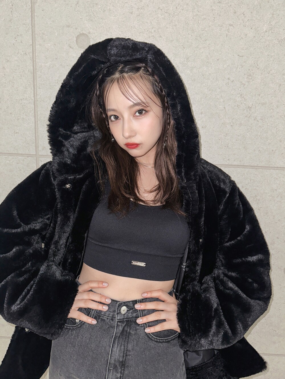 ブラック系のデニムパンツ、ブラック系のその他アウターを着用したレディースの秋コーディネートの2枚目の写真