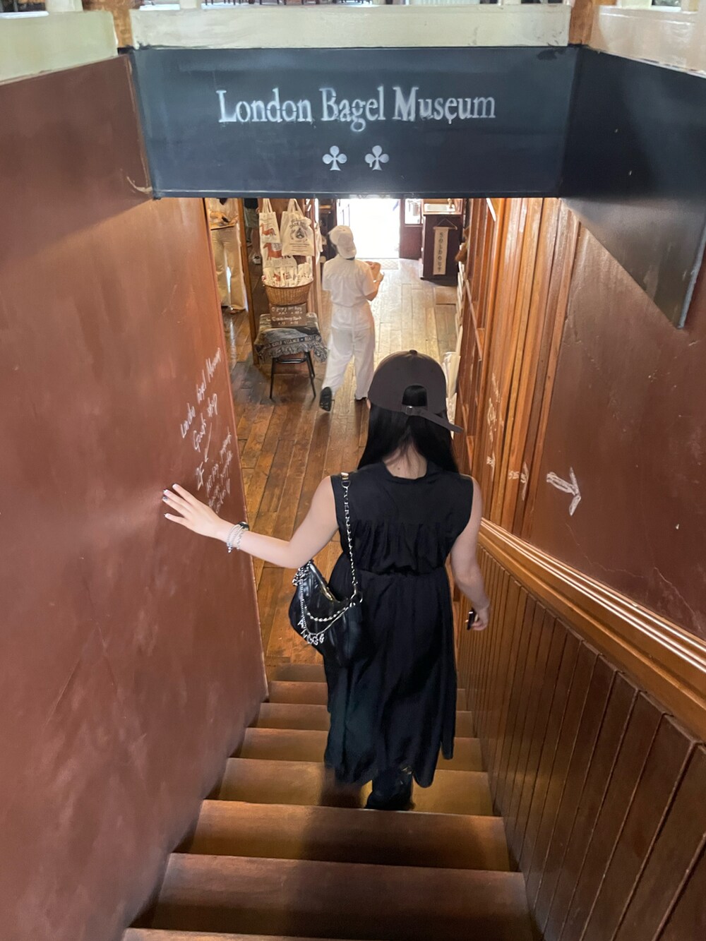 ブラック系のワンピースを着用したレディースの秋コーディネートの2枚目の写真