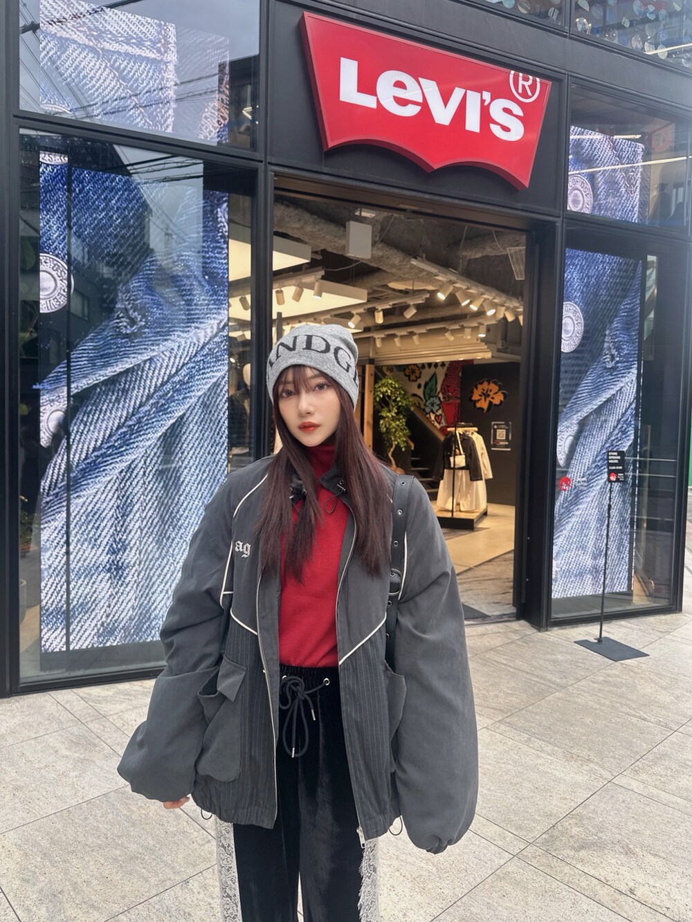 シルバー系のショルダーバッグ、ブラック系のその他パンツ、グレー系のブルゾンを着用したレディースの冬コーディネートの5枚目の写真