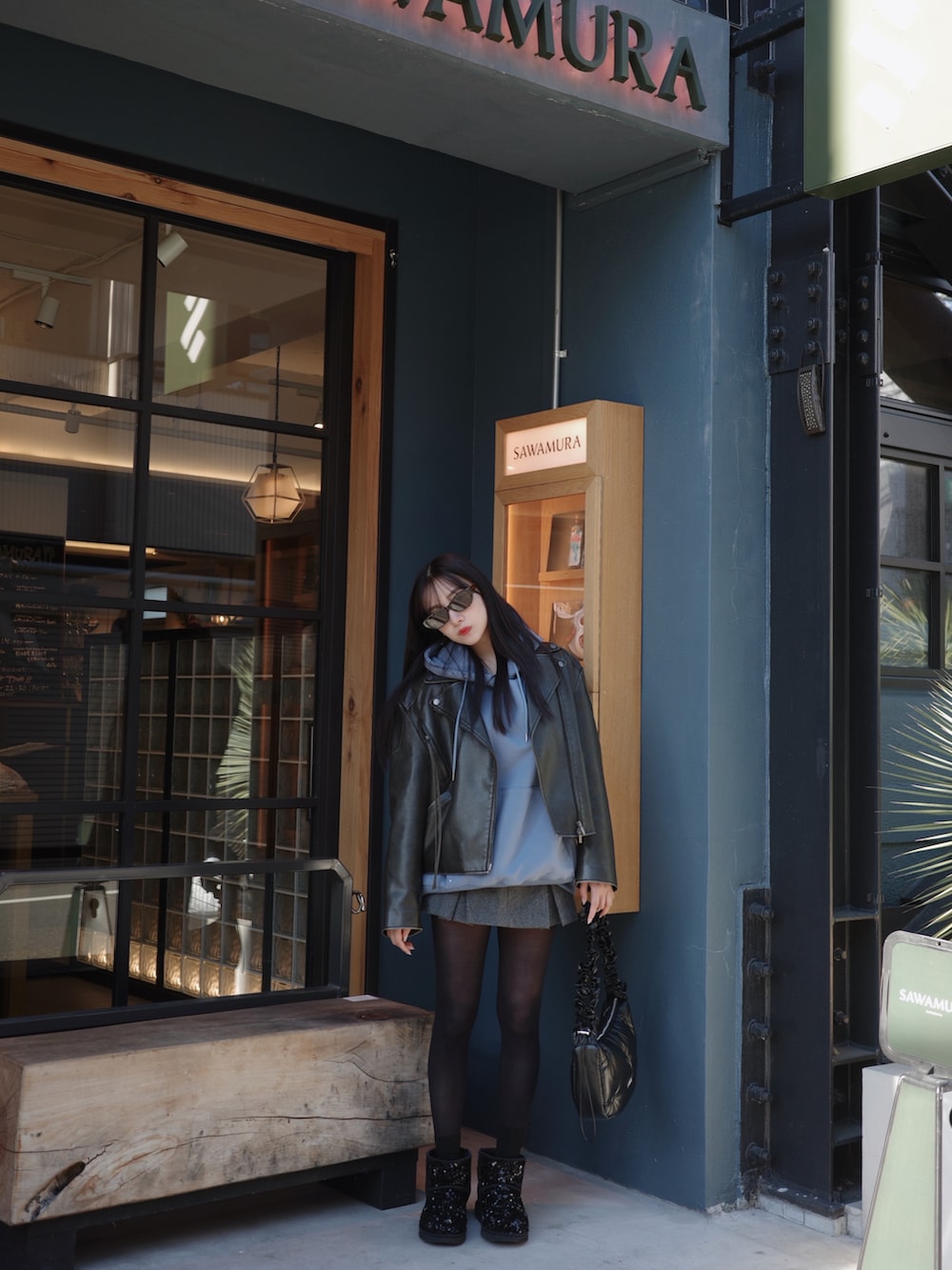 ブルー系のパーカー、ブラック系のショルダーバッグを着用したレディースの春コーディネートの5枚目の写真