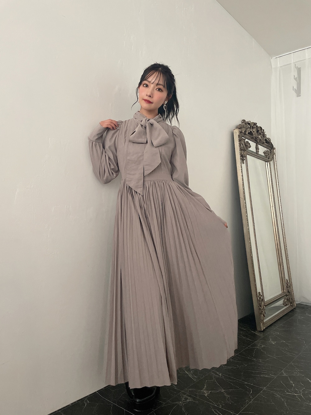 グレー系のワンピースを着用したレディースの冬コーディネートの2枚目の写真