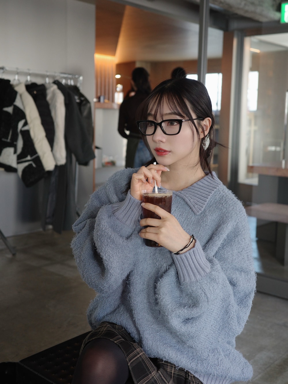 ブルー系のニット/セーターを着用したレディースの春コーディネートの4枚目の写真