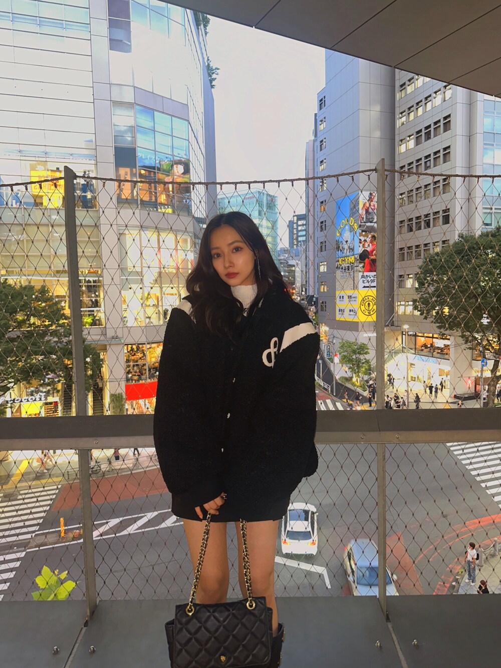 ブラック系のスタジャン、ホワイト系のニット/セーターを着用したレディースの冬コーディネートの3枚目の写真