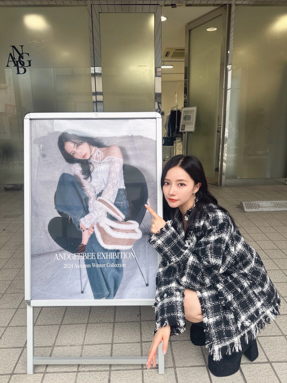 ブラック系のテーラードジャケット、ブラック系のその他パンツを着用したレディースの秋コーディネートの3枚目の写真