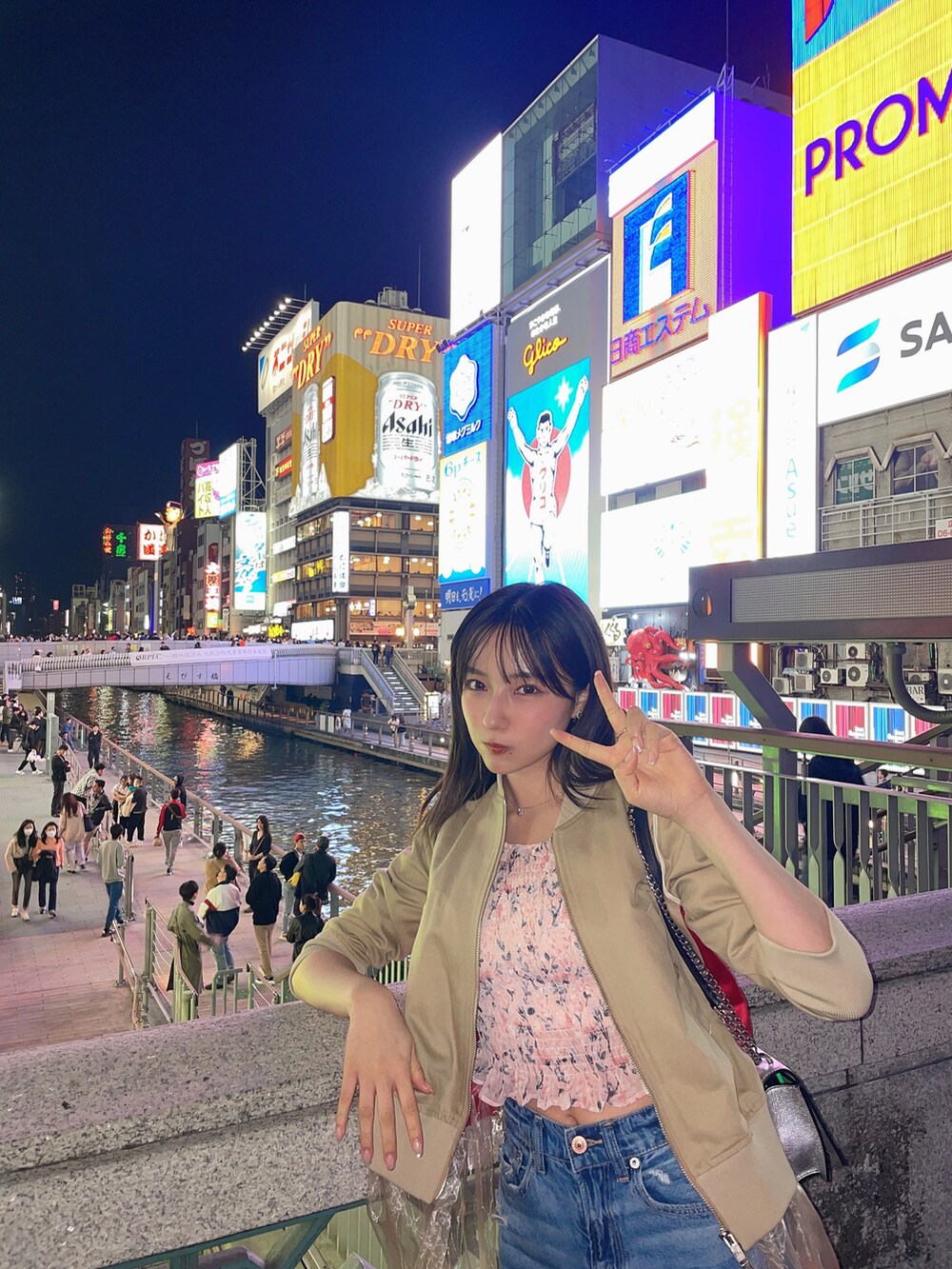 ベージュ系のブルゾンを着用したレディースの夏コーディネートの3枚目の写真