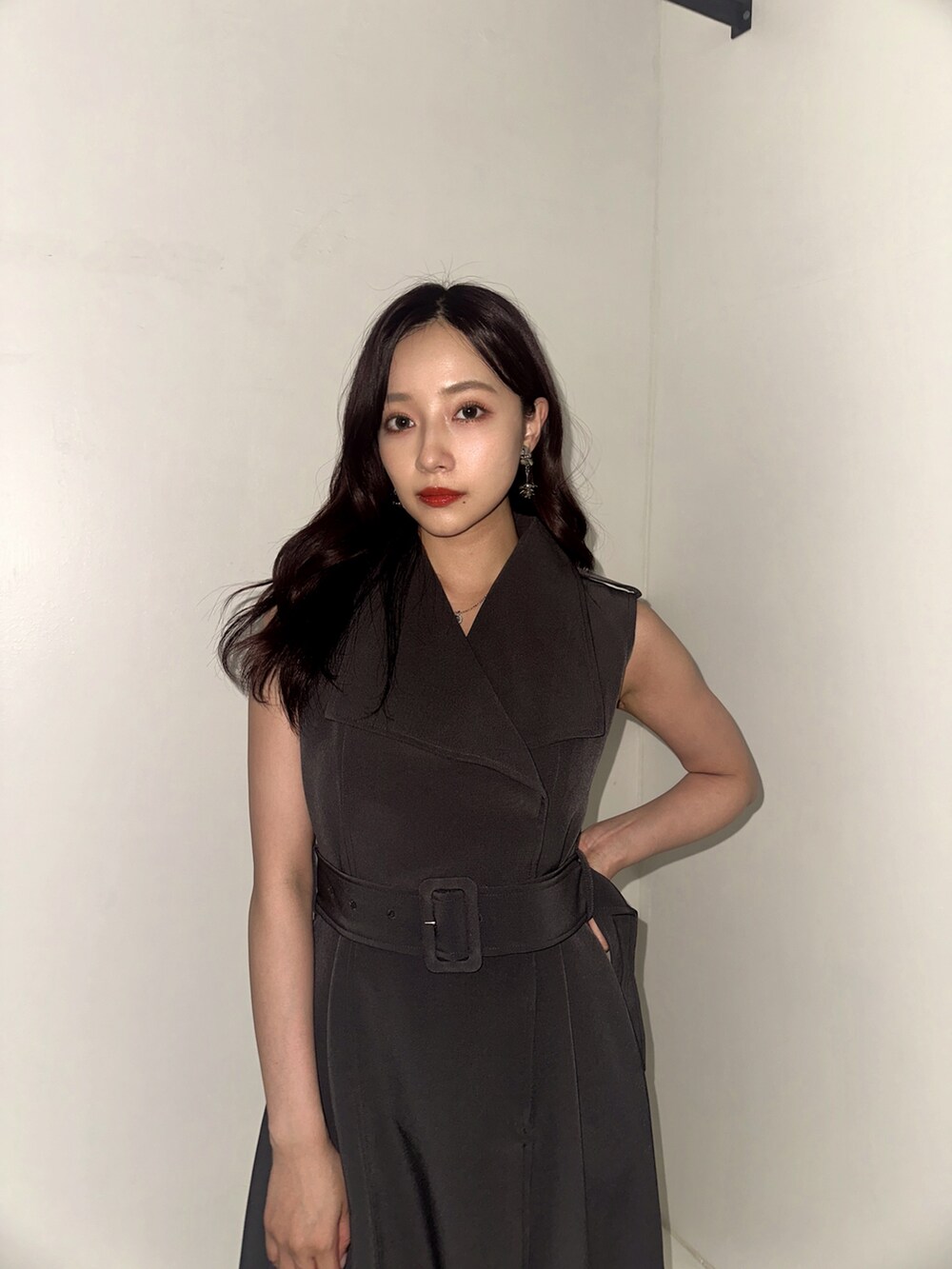 グレー系のワンピースを着用したレディースの秋コーディネートの2枚目の写真