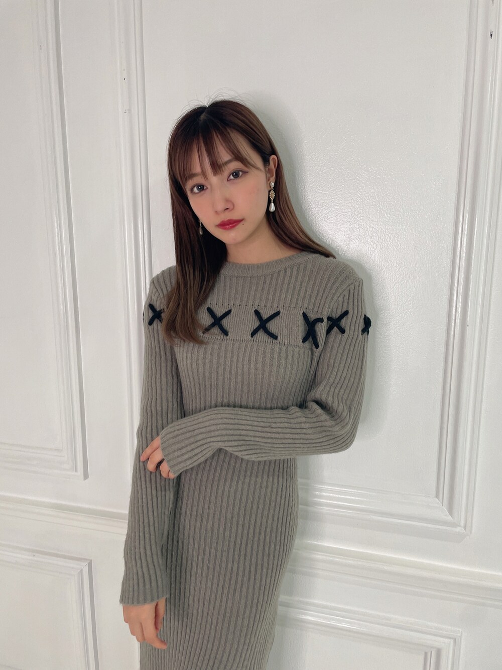 グレー系のワンピース、ブラック系のブーツを着用したレディースの春コーディネートの2枚目の写真