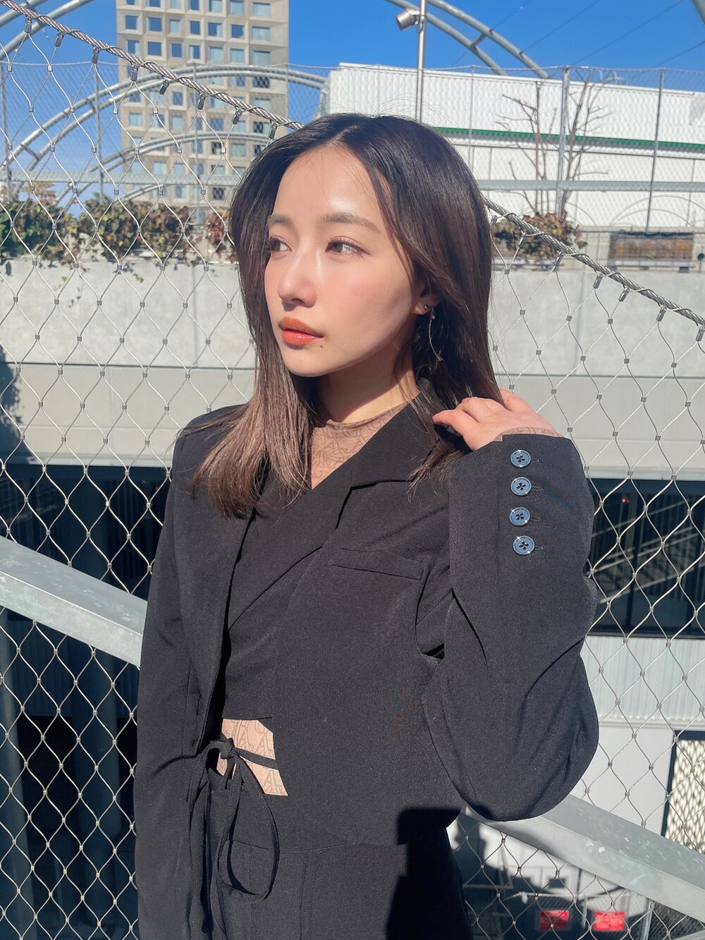 ブラック系のテーラードジャケット、ブラック系のその他パンツを着用したレディースの夏コーディネートの4枚目の写真