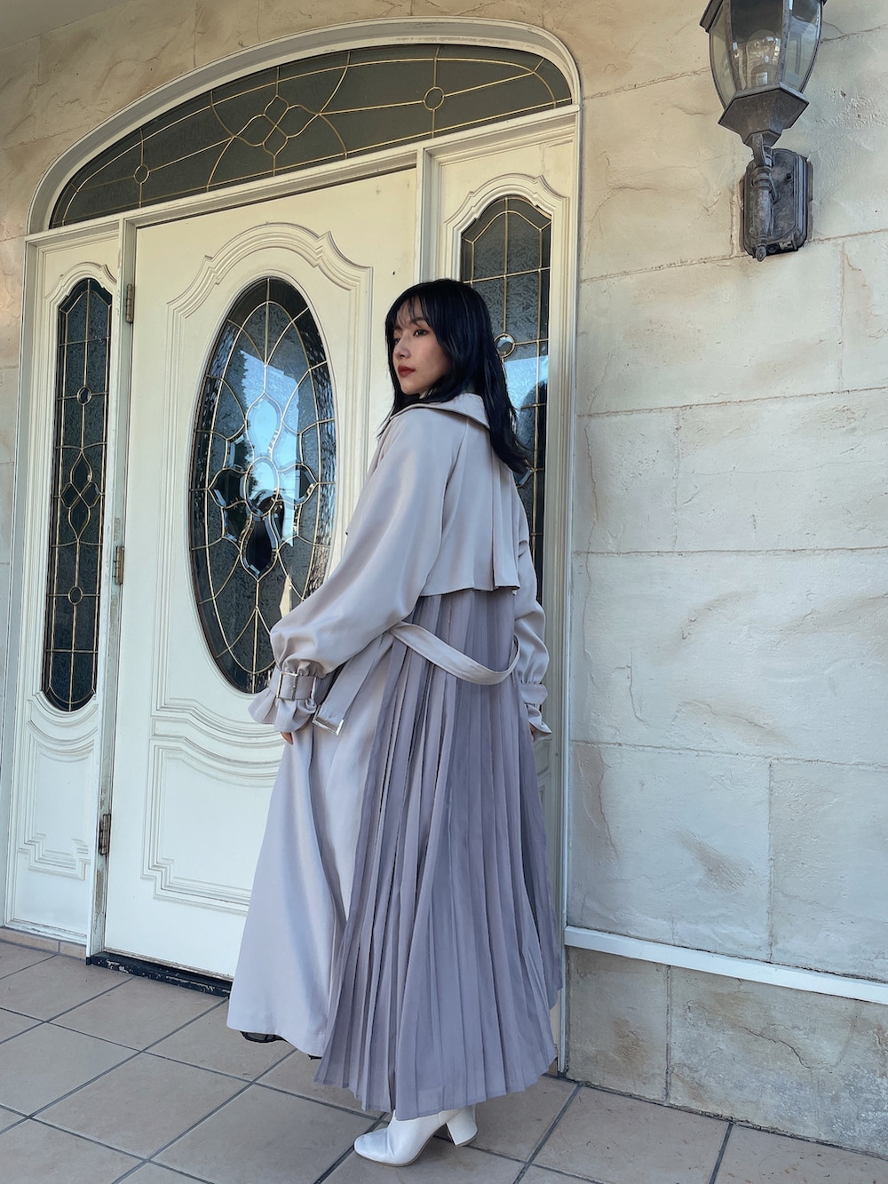 グレー系のトレンチコートを着用したレディースの春コーディネートの2枚目の写真