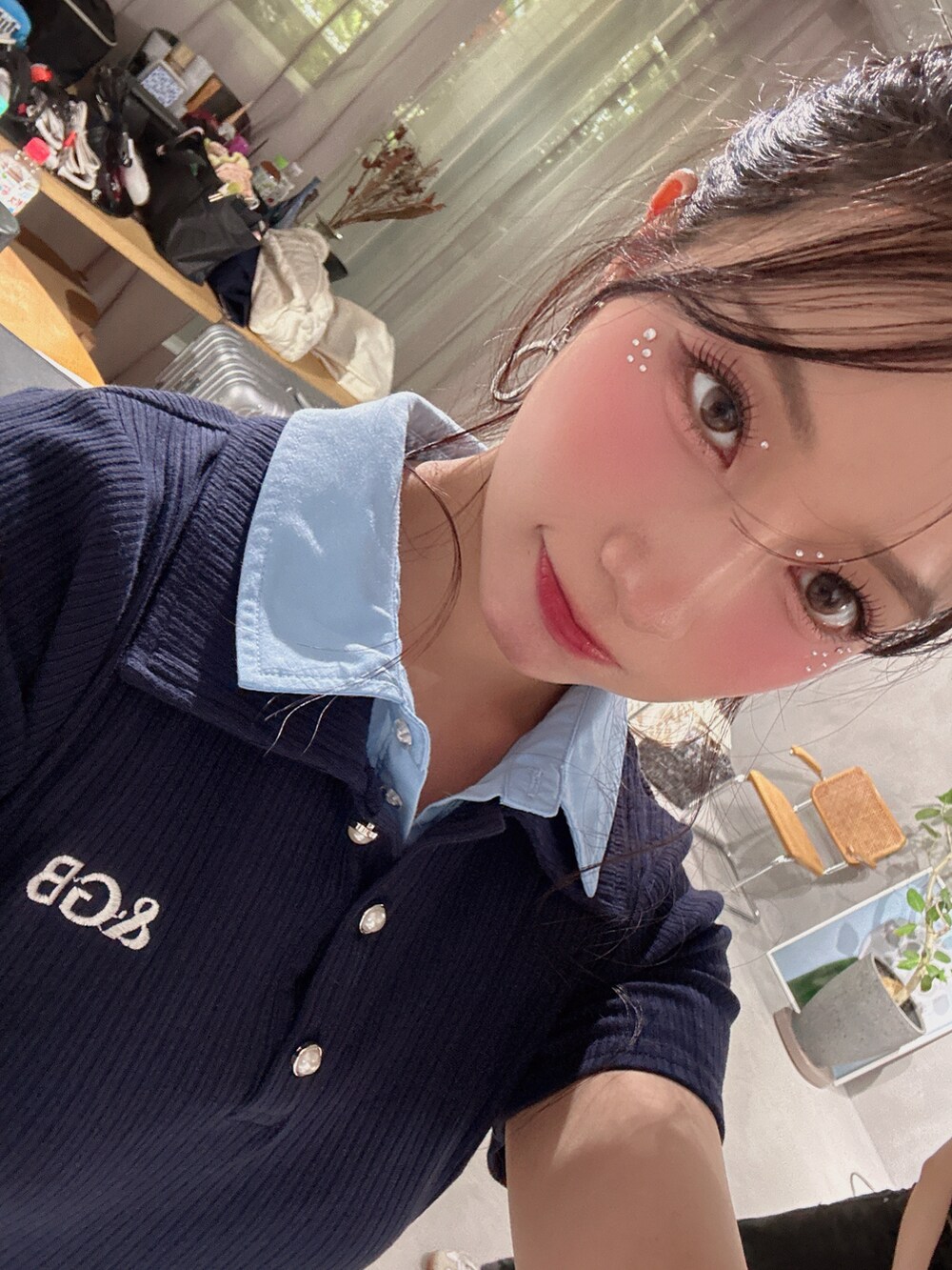 ブルー系のワンピース、ブラック系のローファーを着用したレディースの秋コーディネートの5枚目の写真