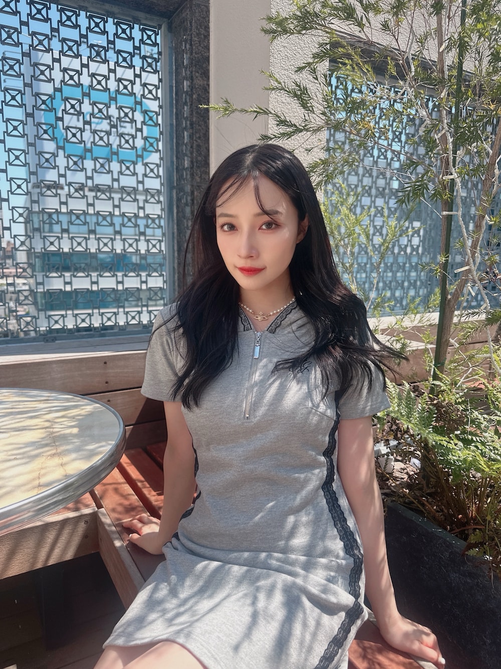 グレー系のワンピースを着用したレディースの夏コーディネートの3枚目の写真