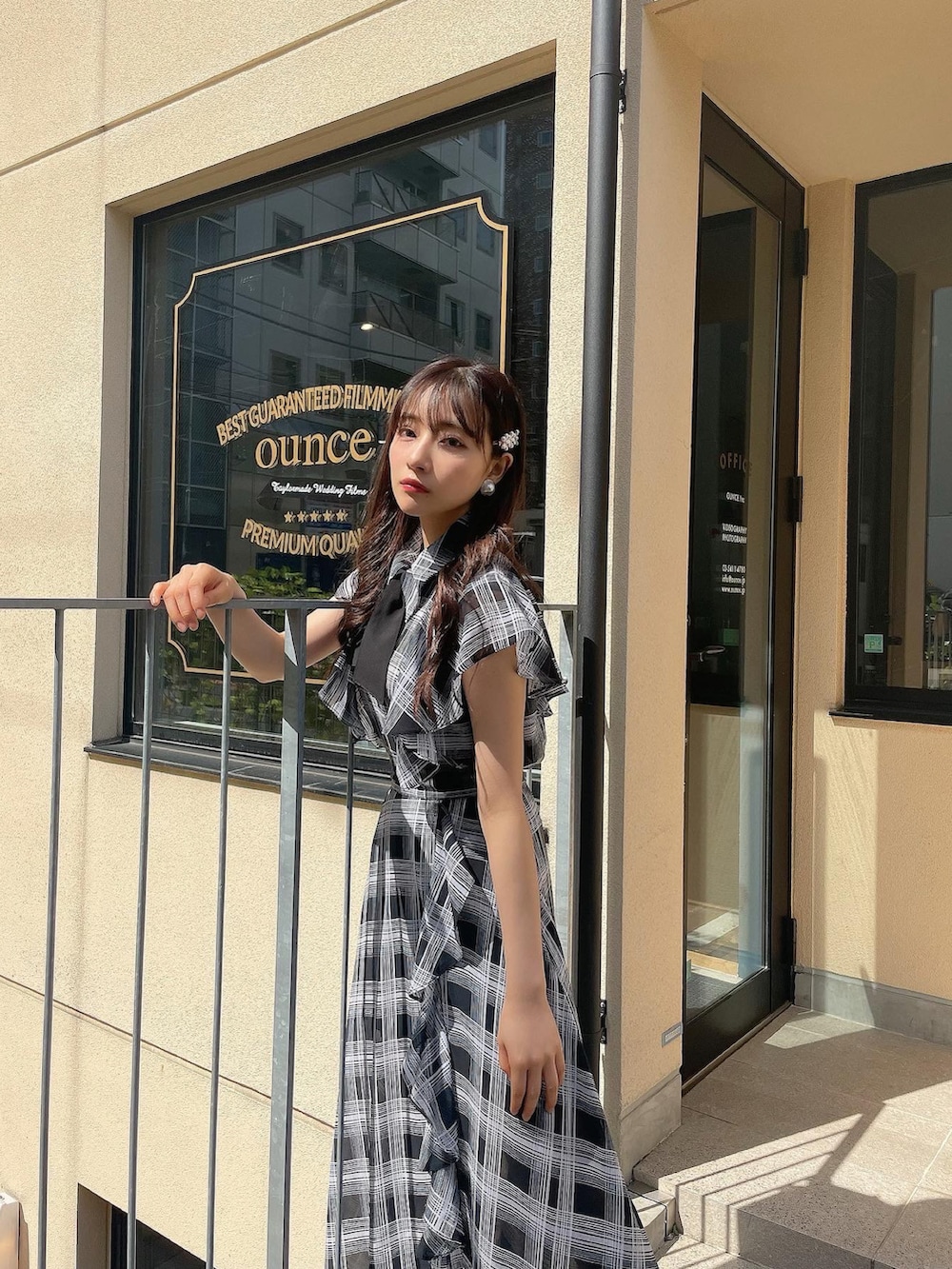 ブラック系のシャツ/ブラウス、ブラック系のスカートを着用したレディースの夏コーディネートの2枚目の写真