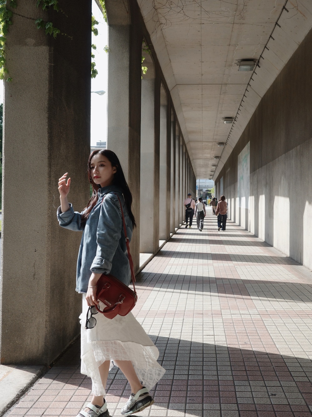 ホワイト系のワンピース、レッド系のショルダーバッグ、ブルー系のトップスを着用したレディースの夏コーディネートの4枚目の写真