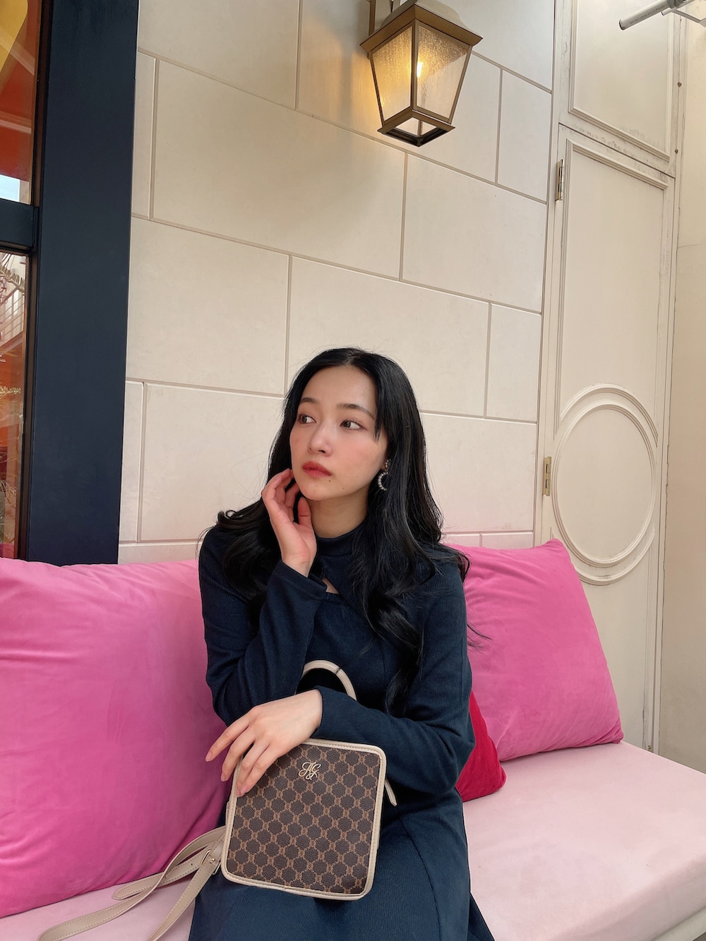 ブルー系のワンピース、ブラウン系のショルダーバッグを着用したレディースの冬コーディネートの2枚目の写真