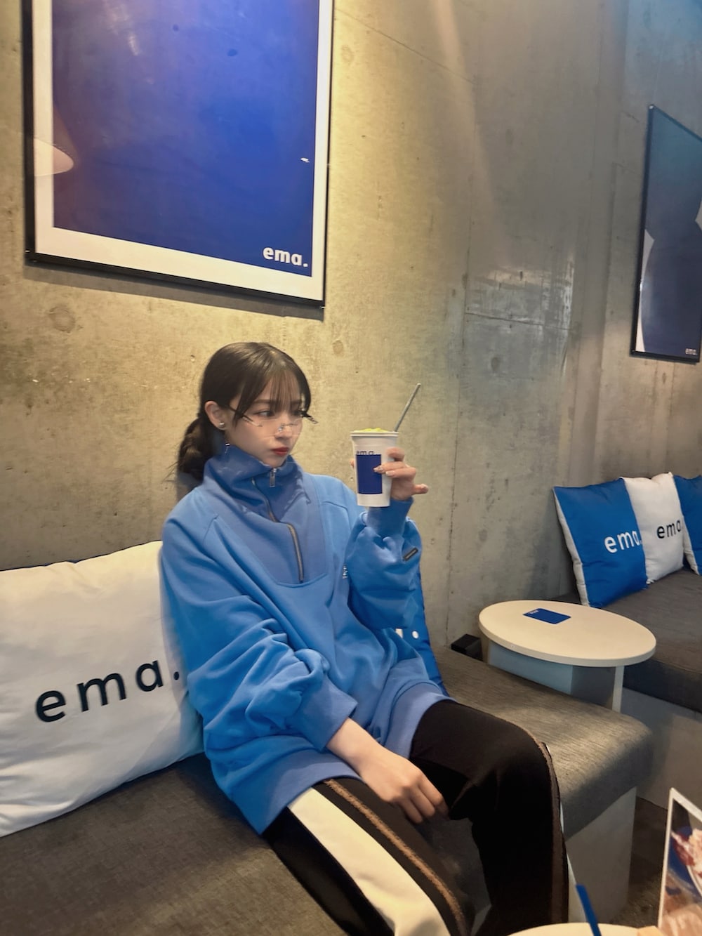 ブルー系のスウェット、ブラック系のパンツを着用したレディースの夏コーディネートの4枚目の写真