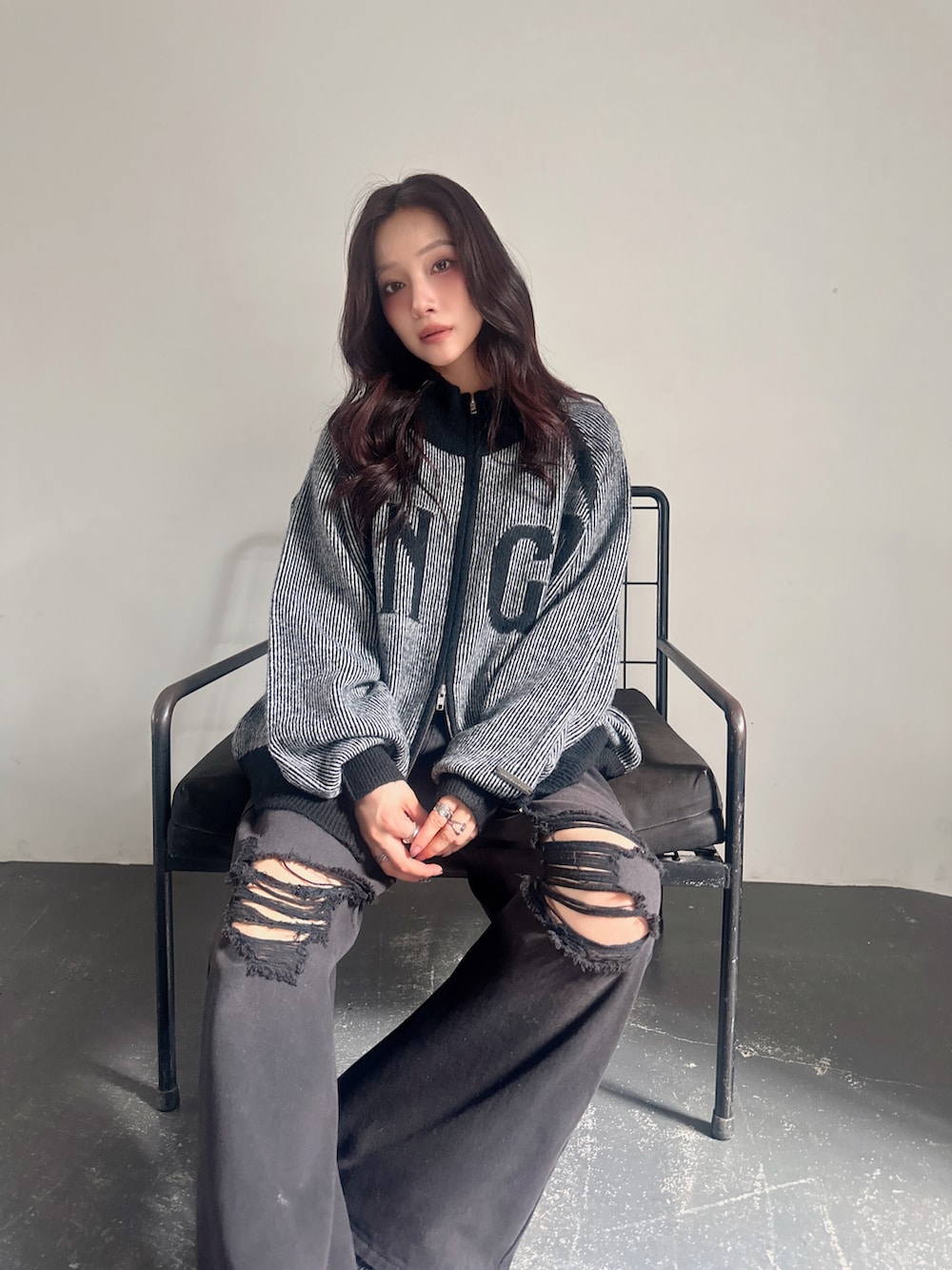 ブラック系のニット/セーターを着用したレディースの冬コーディネートの2枚目の写真