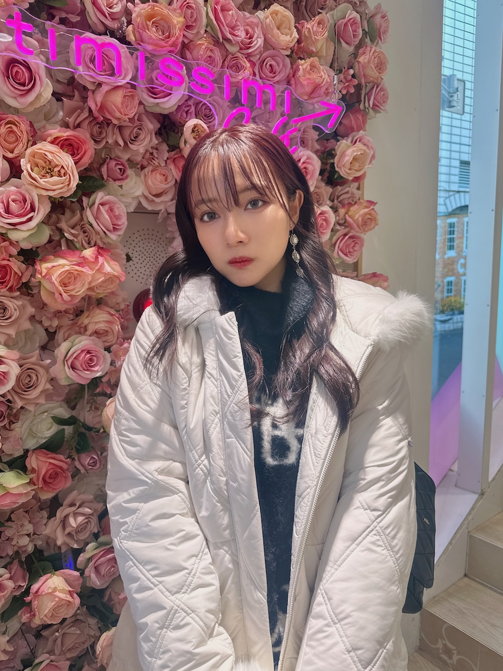 ホワイト系のダウンジャケット/コート、ブラック系のワンピース、グレー系のショルダーバッグを着用したレディースの春コーディネートの4枚目の写真