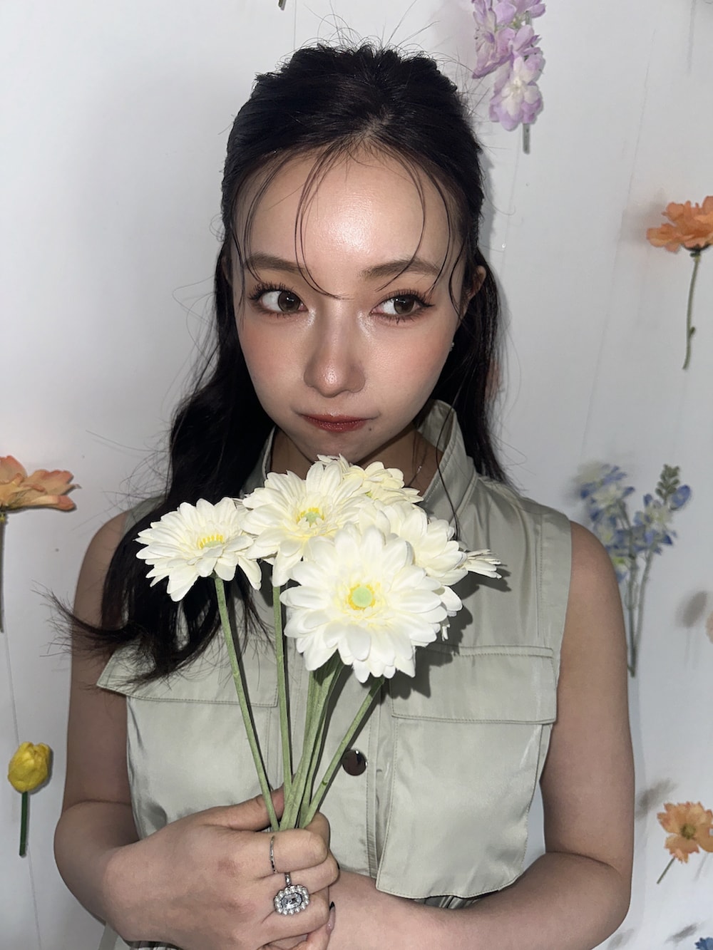 グリーン系のワンピースを着用したレディースの夏コーディネートの2枚目の写真