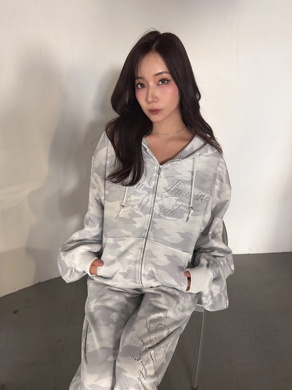 グレー系のパーカー、グレー系のスウェットパンツを着用したレディースの春コーディネートの3枚目の写真