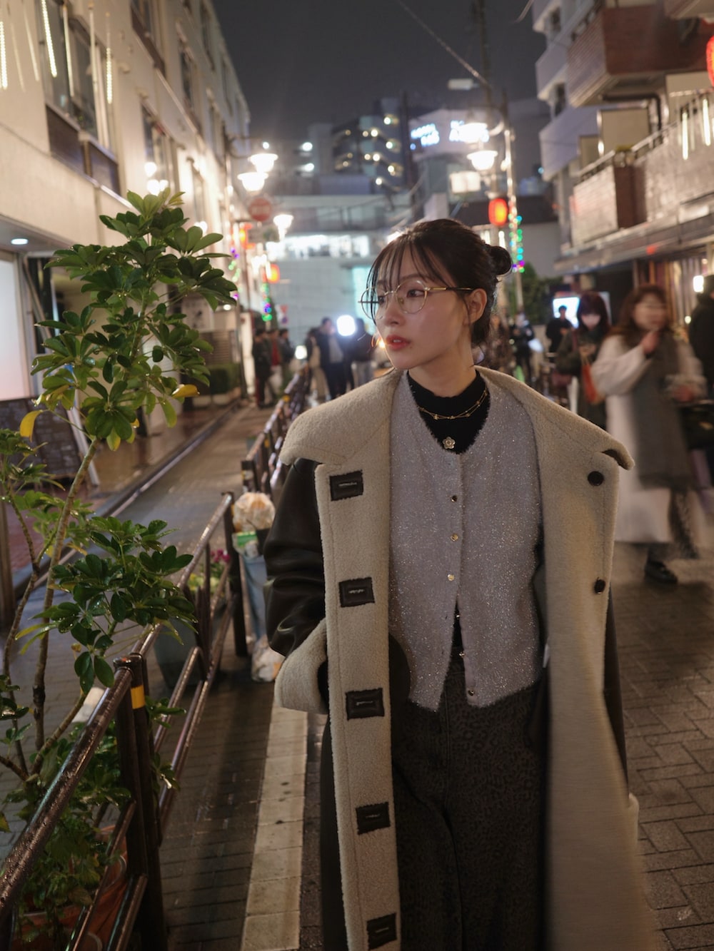 ブラウン系のジャケット/アウターを着用したレディースの春コーディネートの3枚目の写真