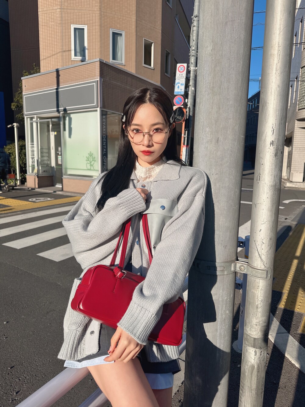 ブルー系のニット/セーターを着用したレディースの春コーディネートの5枚目の写真