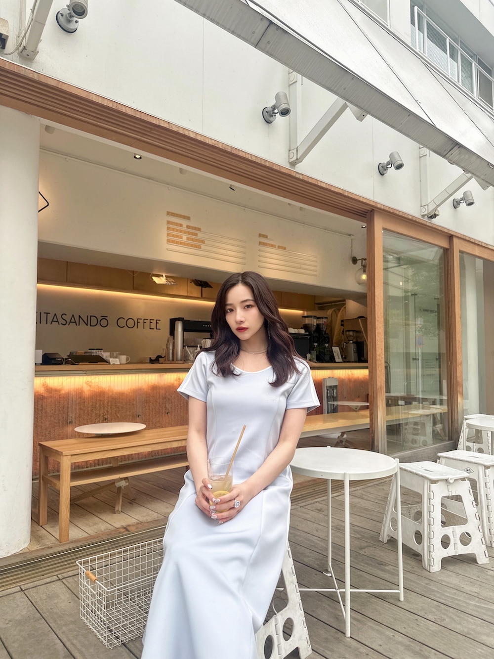 ブルー系のワンピース、ホワイト系のメッセンジャーバッグを着用したレディースの夏コーディネートの4枚目の写真