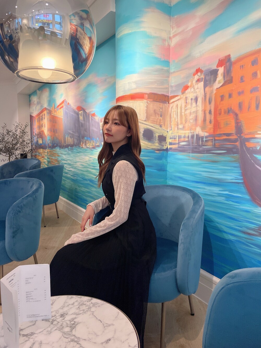 ホワイト系のその他トップス、ブラック系のワンピースを着用したレディースの秋コーディネートの3枚目の写真