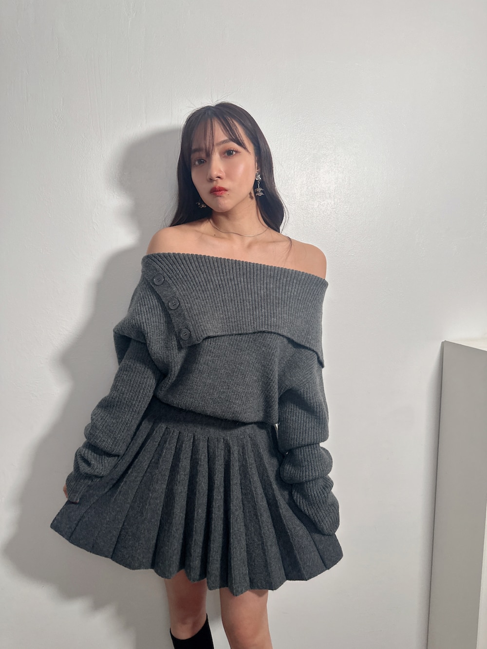 グレー系のワンピースを着用したレディースの春コーディネートの2枚目の写真