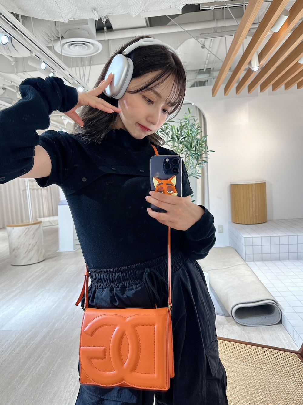 ブラック系のニット/セーターを着用したレディースの夏コーディネートの2枚目の写真