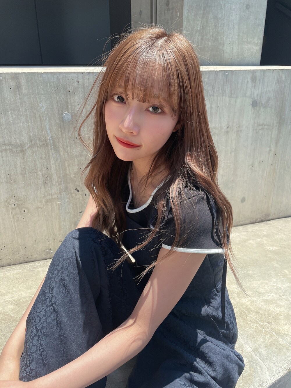 ブラック系のワンピースを着用したレディースの夏コーディネートの2枚目の写真