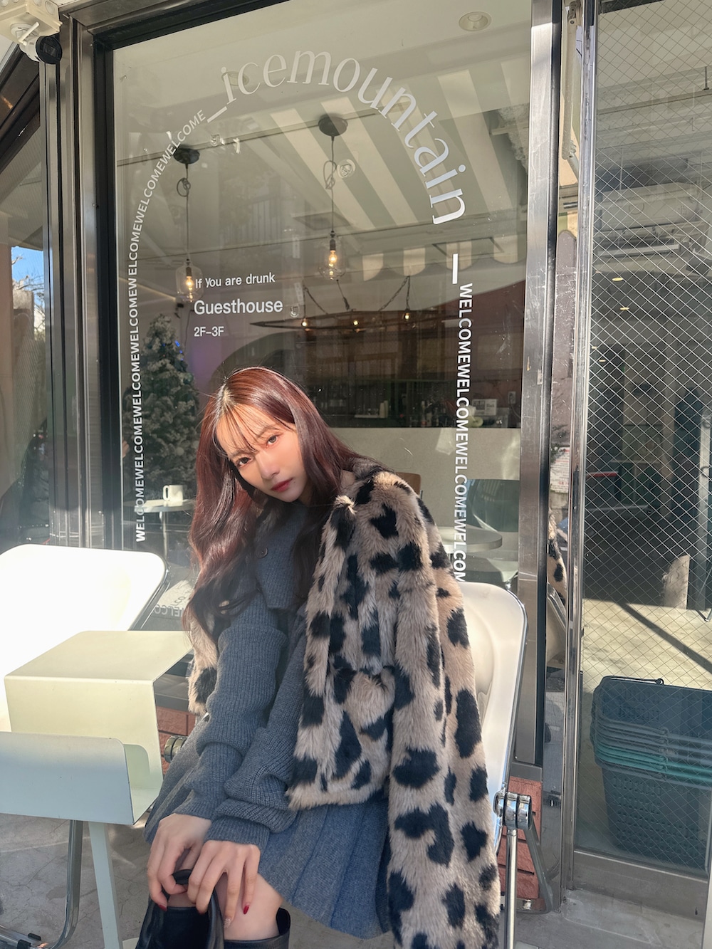 グレー系のワンピース、その他のその他アウター、ブラック系のショルダーバッグを着用したレディースの春コーディネートの3枚目の写真