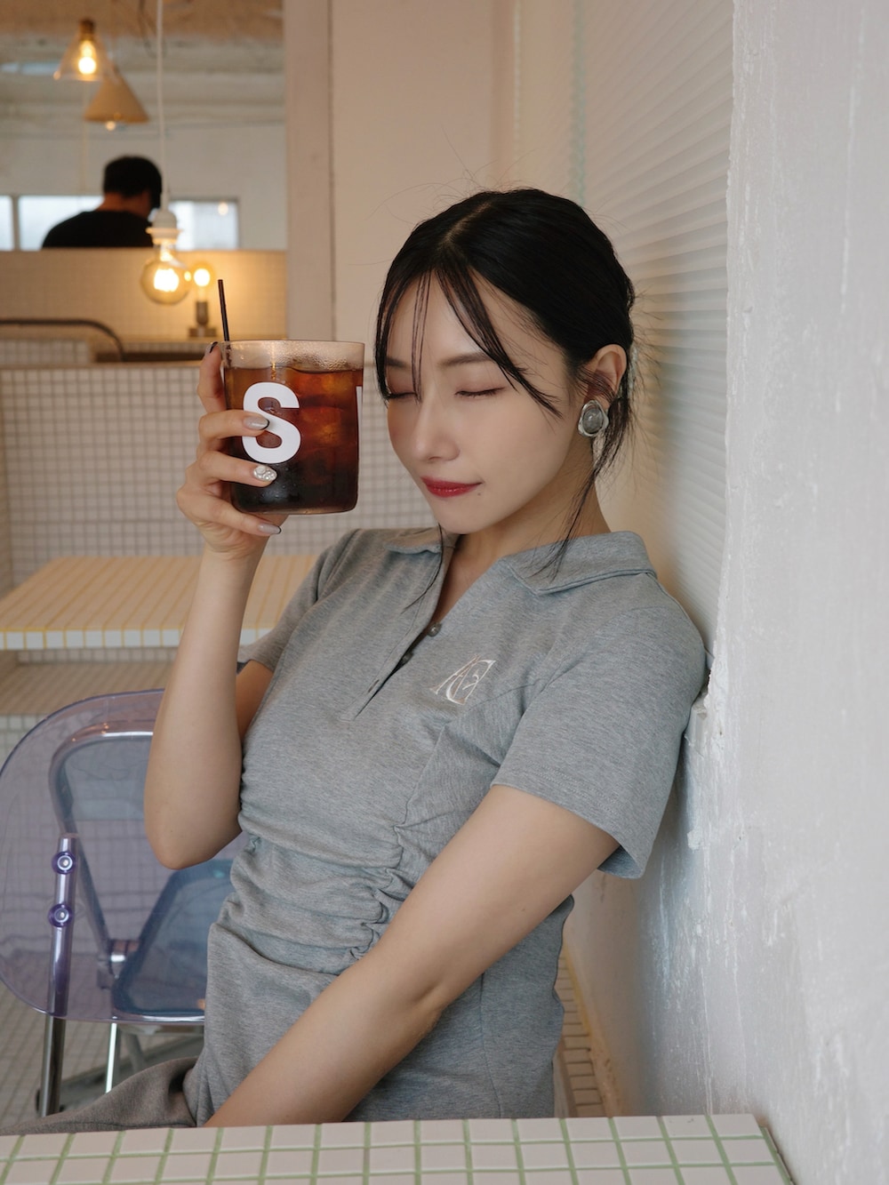 グレー系のワンピースを着用したレディースの夏コーディネートの2枚目の写真