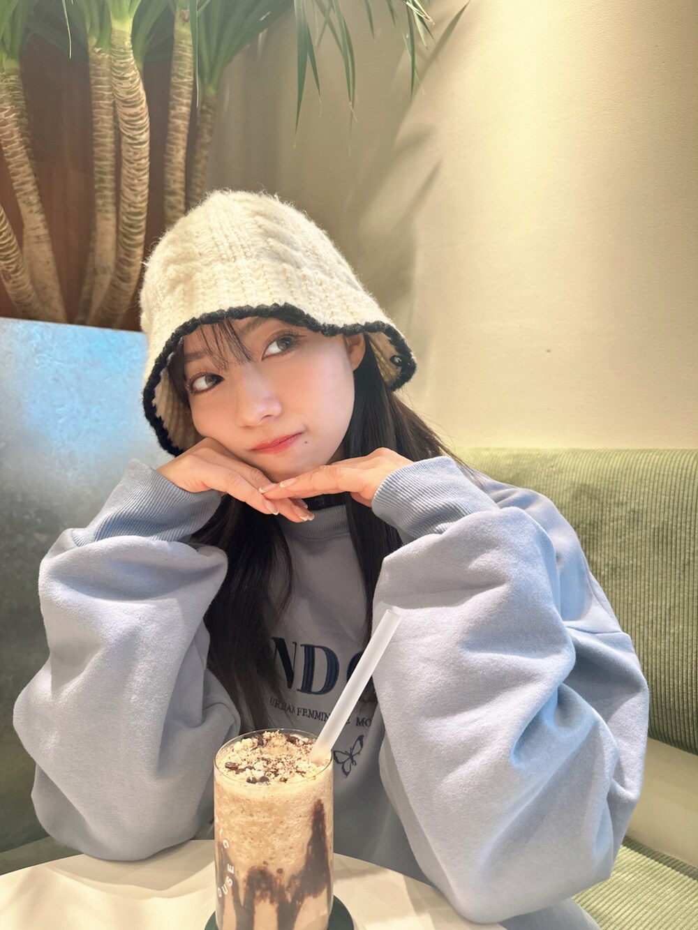 グレー系のスウェット、ホワイト系のハットを着用したレディースの春コーディネートの3枚目の写真