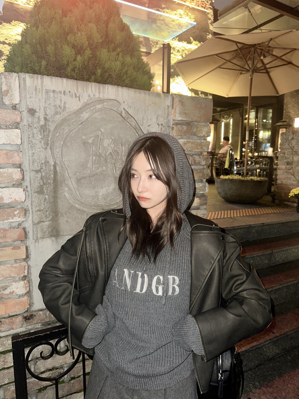 グレー系のパーカー、ブラック系のショルダーバッグを着用したレディースの冬コーディネートの3枚目の写真