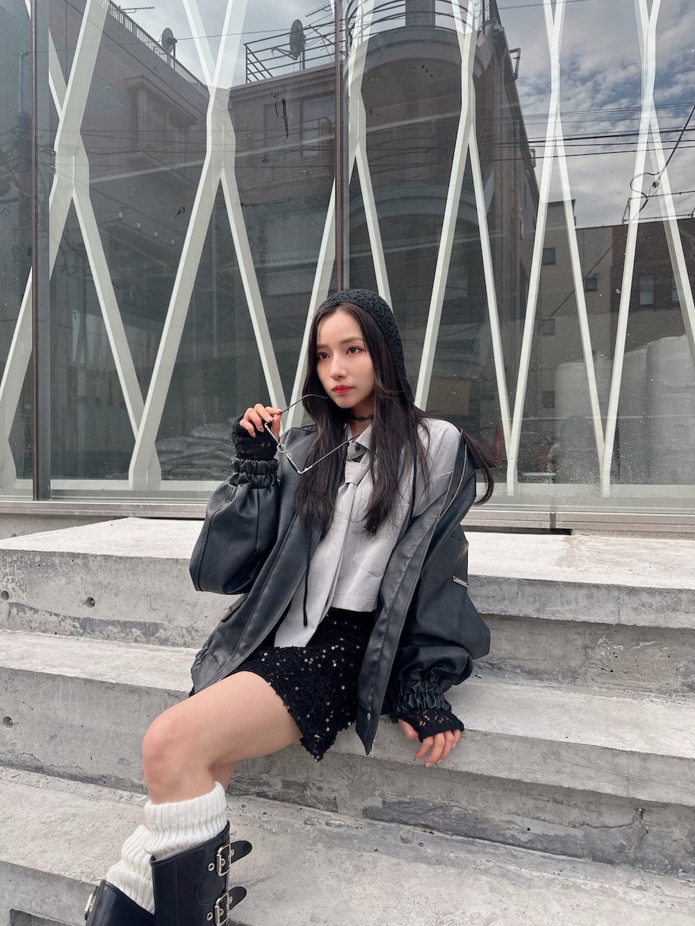 ブラック系のブルゾン、グレー系のシャツ/ブラウスを着用したレディースの春コーディネートの2枚目の写真