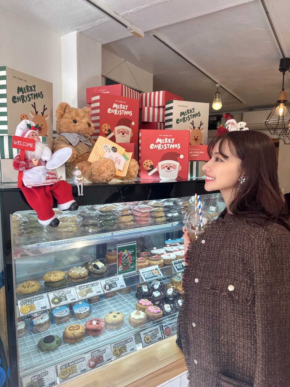 レッド系のニット/セーター、ブラウン系のその他アウターを着用したレディースの冬コーディネートの3枚目の写真