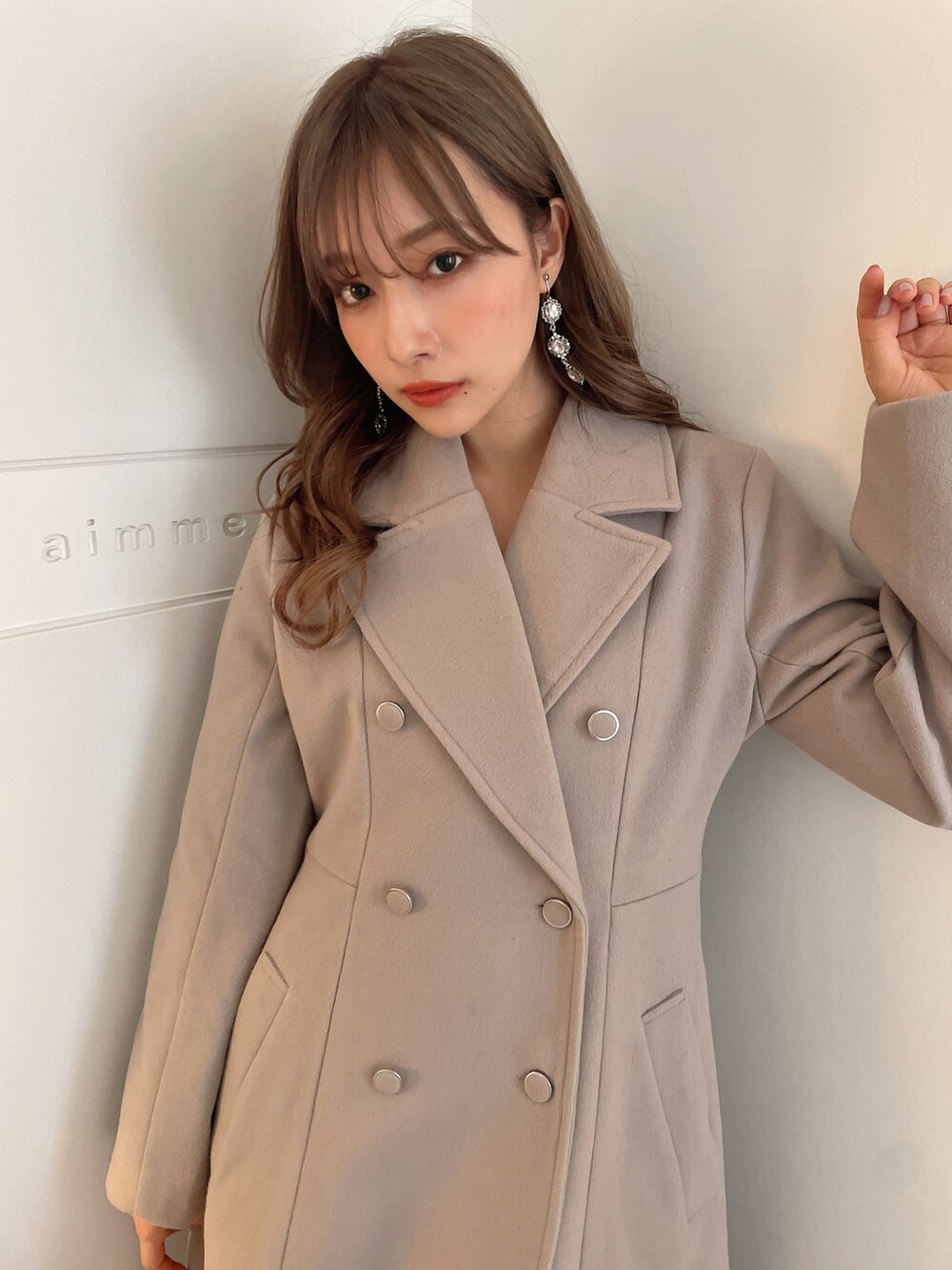 グレー系のチェスターコートを着用したレディースの春コーディネートの3枚目の写真