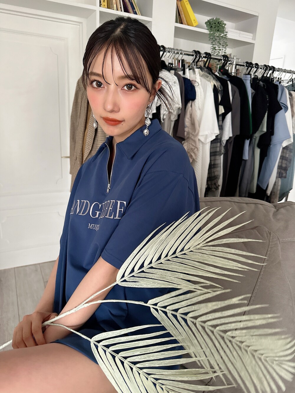 ブルー系のTシャツ/カットソーを着用したレディースの夏コーディネートの4枚目の写真