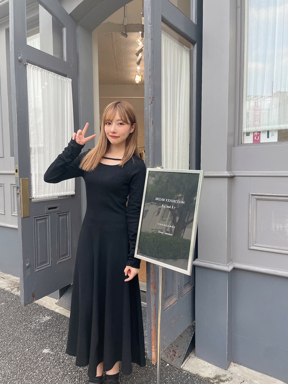 ブラック系のワンピースを着用したレディースの冬コーディネートの2枚目の写真