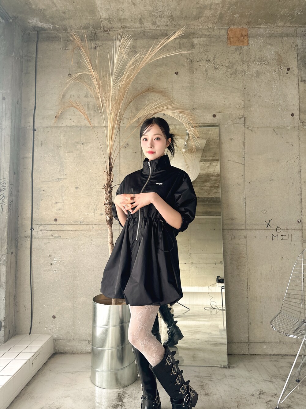 ブラック系のワンピースを着用したレディースの春コーディネートの2枚目の写真