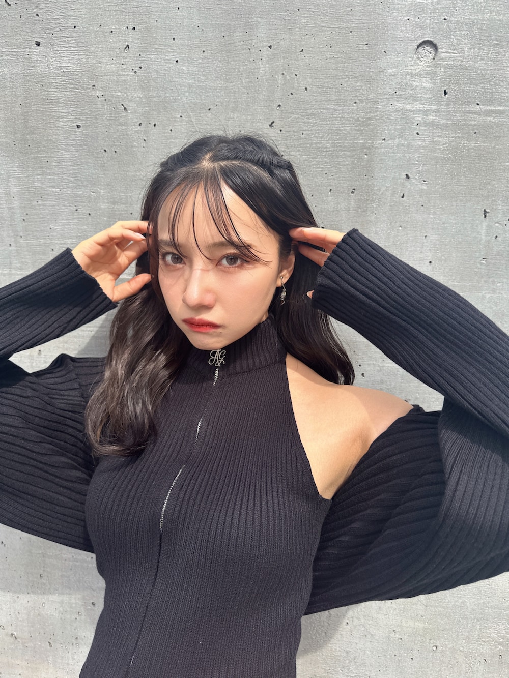 ブラック系のニット/セーターを着用したレディースの冬コーディネートの4枚目の写真