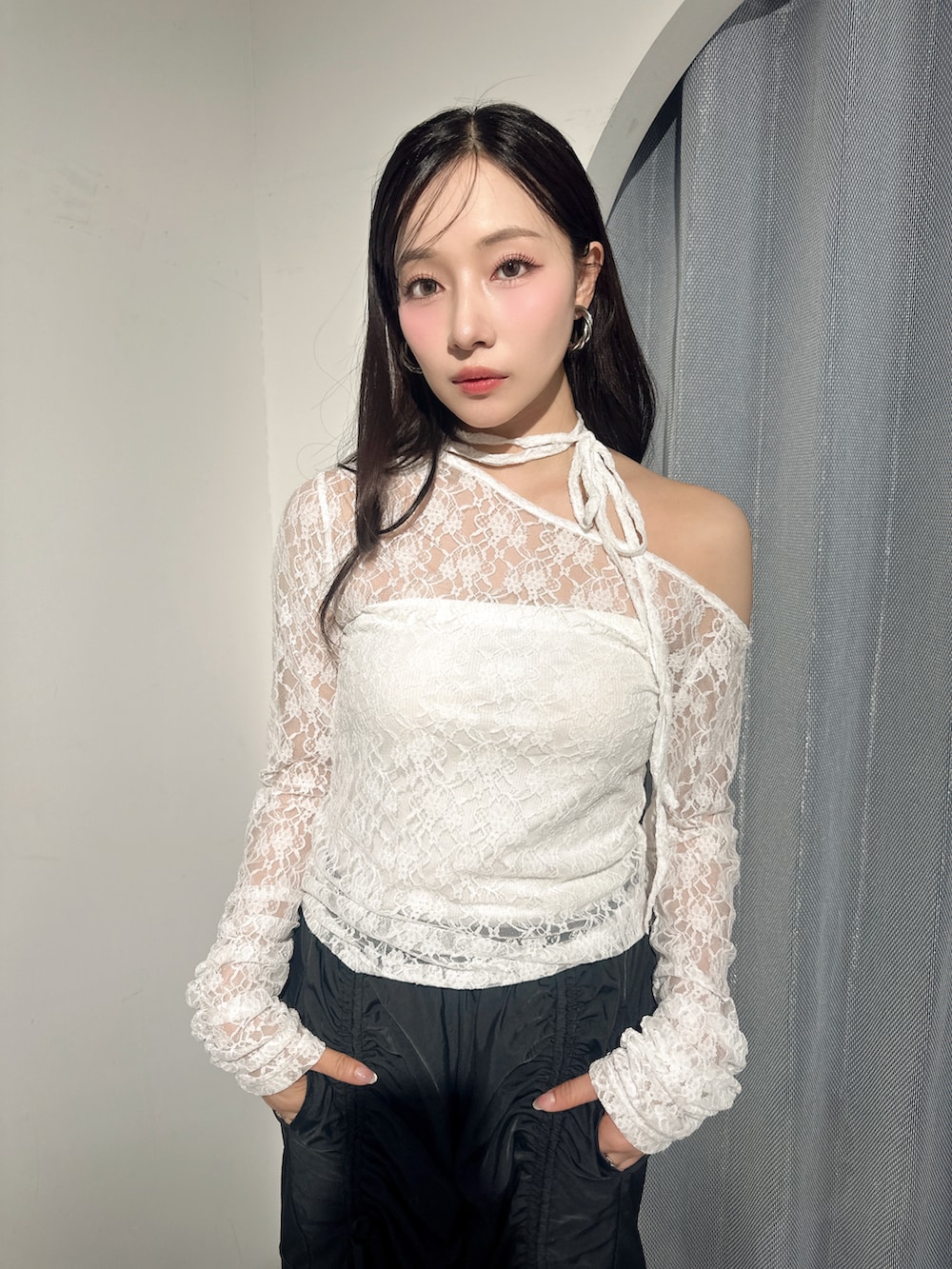 ホワイト系のその他トップス、ブラック系のカーゴパンツを着用したレディースの夏コーディネートの3枚目の写真