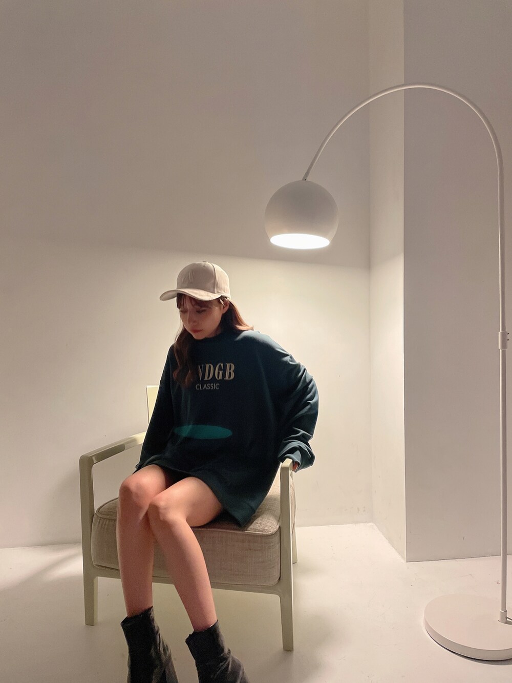 ブラック系のブーツ、ベージュ系のキャップを着用したレディースの冬コーディネートの2枚目の写真