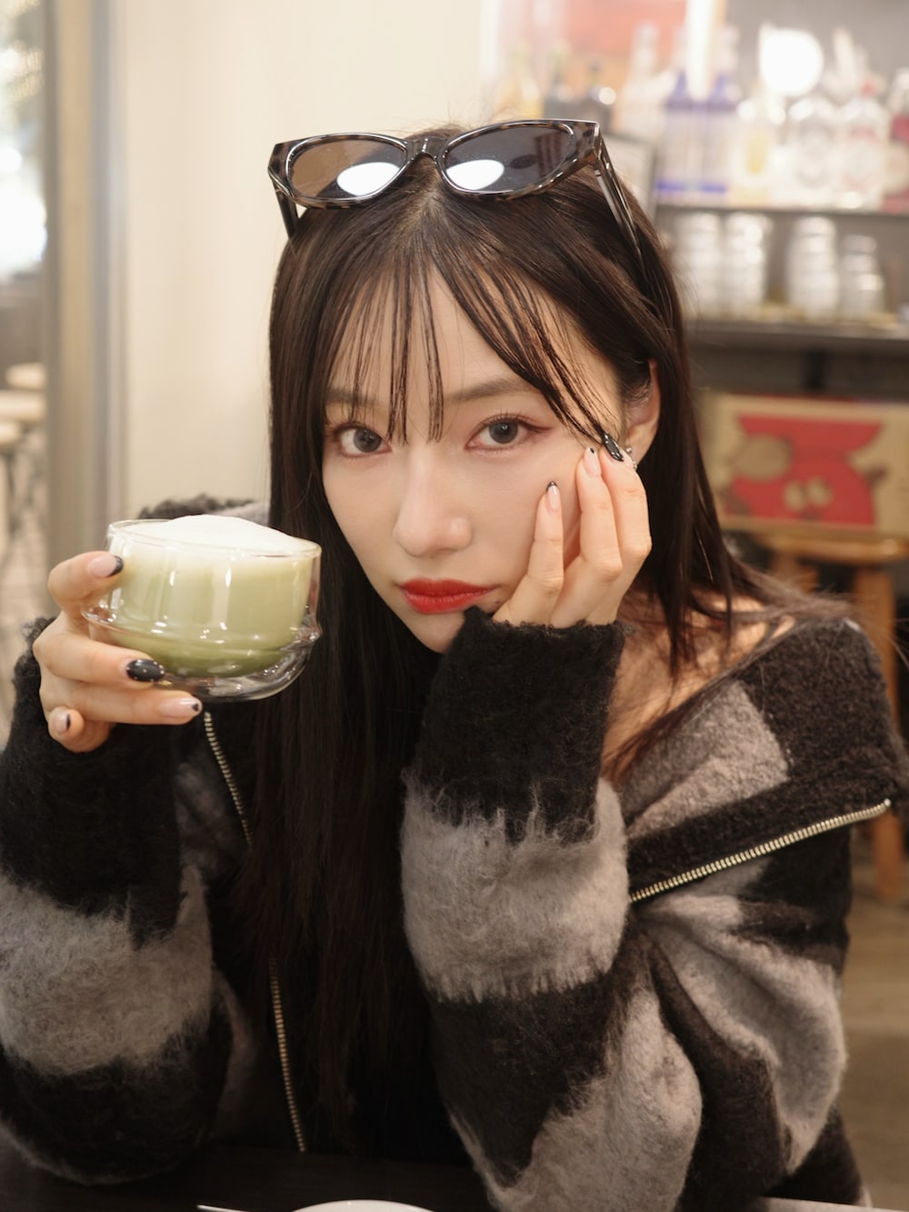 ブラック系のニット/セーターを着用したレディースの春コーディネートの5枚目の写真