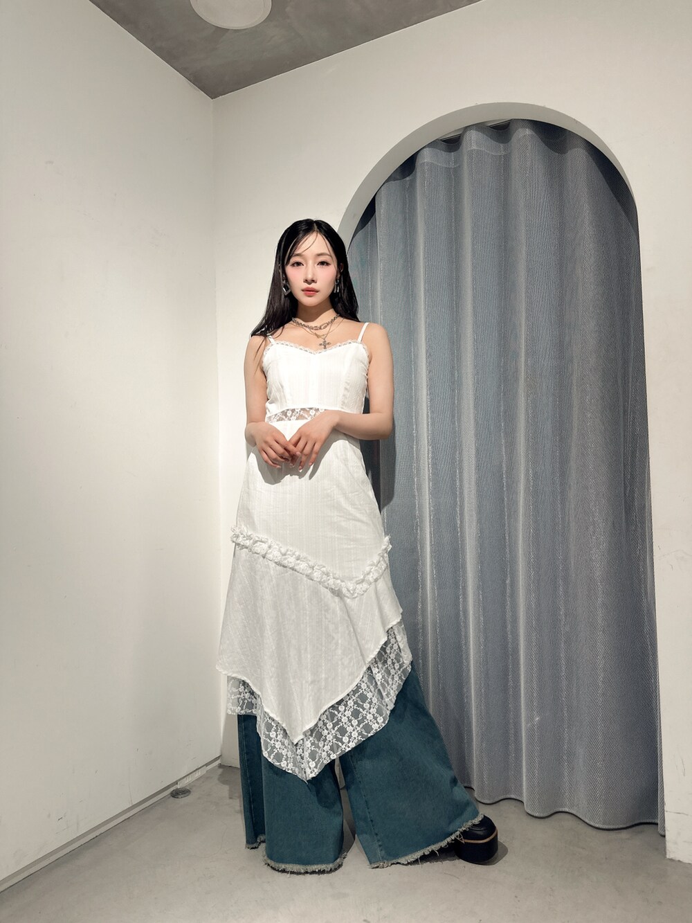 ホワイト系のワンピースを着用したレディースの夏コーディネートの2枚目の写真