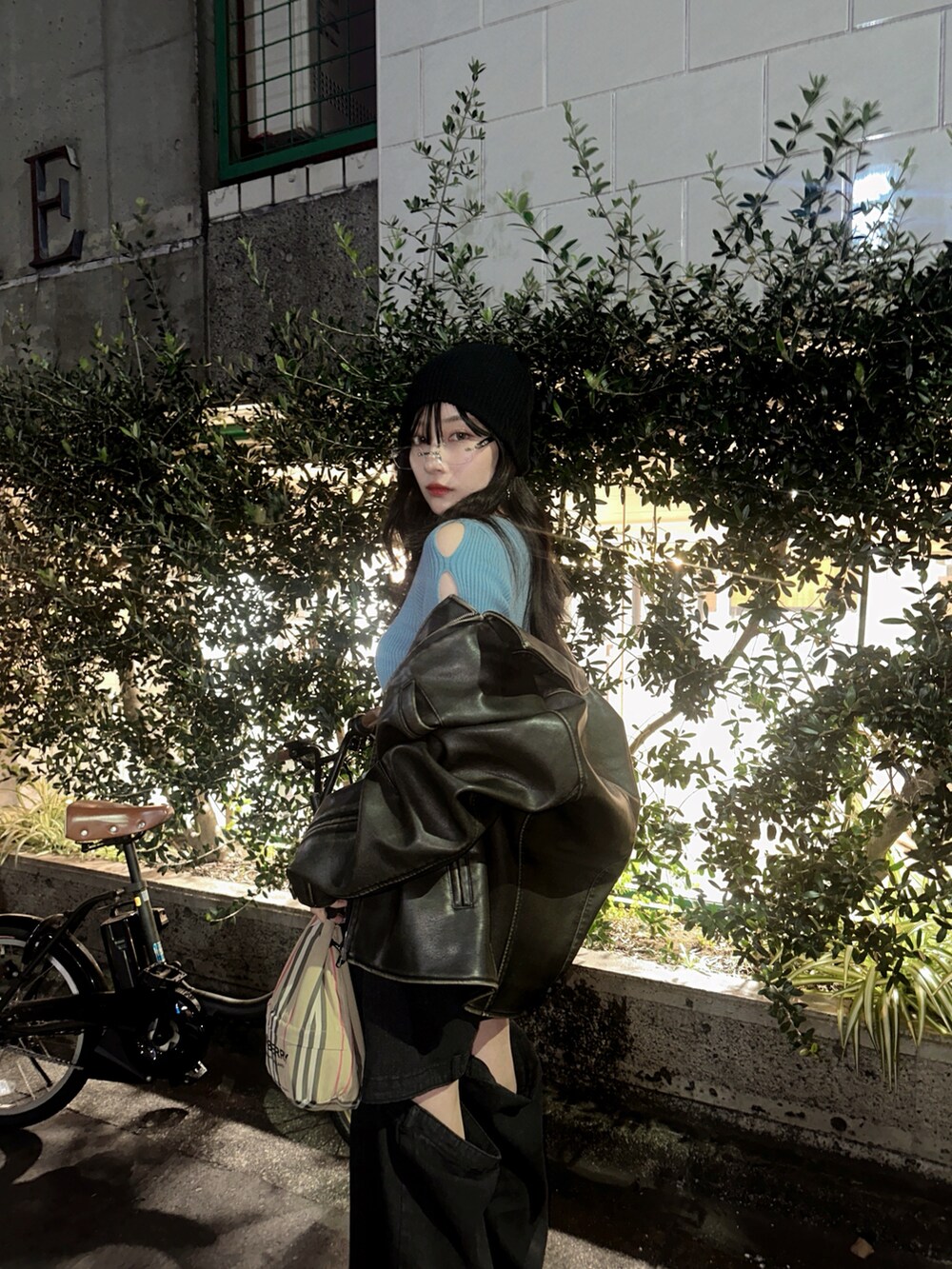 ブルー系のニット/セーター、ブラウン系のテーラードジャケットを着用したレディースの夏コーディネートの2枚目の写真